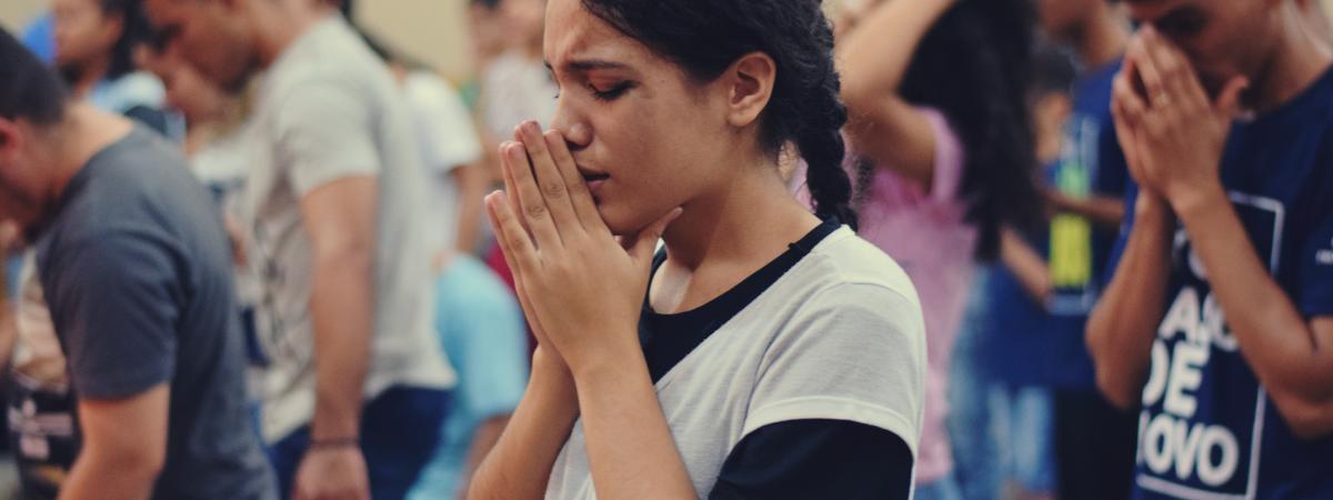 hispanic woman praying